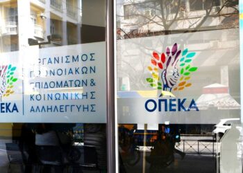 Ανατροπές στα επιδόματα ΟΠΕΚΑ: Έρχονται αυξήσεις και «κόφτες» σε καταθέσεις