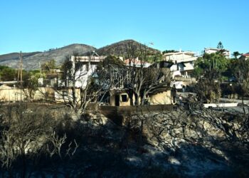 Σε ύφεση η πυρκαγιά στην Παλαιά Φώκαια: Ο καπνός έφτασε μέχρι τα Κύθηρα