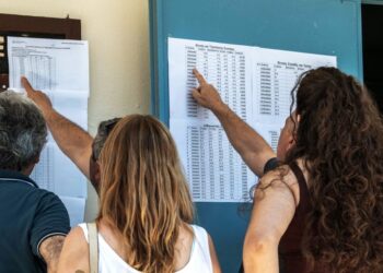 Ανατροπές στις Πανελλαδικές: Λίγοι αριστούχοι, πολλά μηχανογραφικά με «κόκκινες ζώνες»