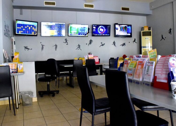 Νύχτα με δύο ληστείες σε πρακτορεία: Με όπλο και κουκούλα οι δράστες