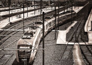 Προαστιακός Αθήνας: Ακινητοποιήθηκαν αμαξοστοιχίες λόγω βλάβης στην ηλεκτροδότηση