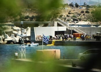 Συναγερμός στη Μαρίνα Βουλιαγμένης από πτώση ελικοπτέρου (φωτό)