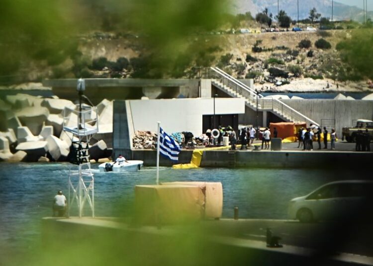 Συναγερμός στη Μαρίνα Βουλιαγμένης από πτώση ελικοπτέρου (φωτό)