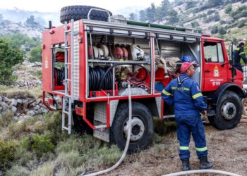 Φωτιά τώρα στην Παιανία: Συναγερμός στον οικισμό Αργιθέα – Ήχησε το 112