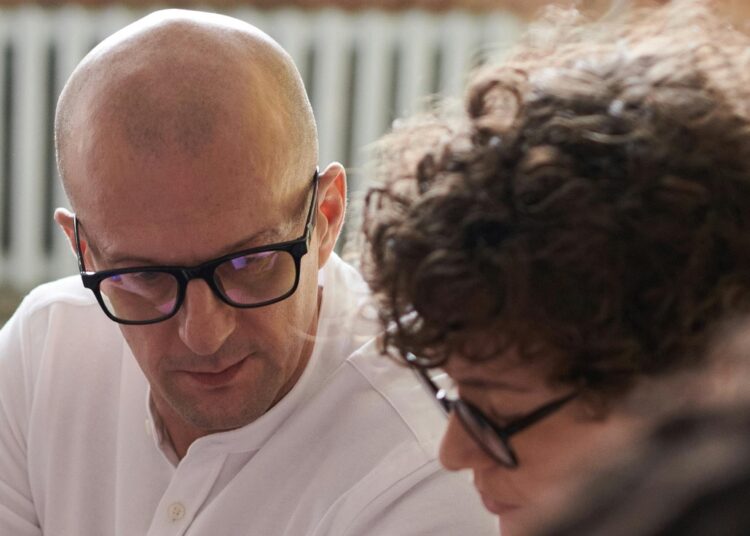 Το απλό ψυχολογικό κόλπο για να πετυχαίνετε αυτό που θέλετε - Τι αποκαλύπτει πρώην διαπραγματευτής του FBI