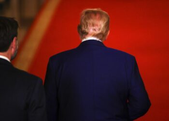 Λευκός Οίκος σε «κόκκινο συναγερμό»: Ο Τραμπ παρακολουθεί live τις ιρανικές επιθέσεις