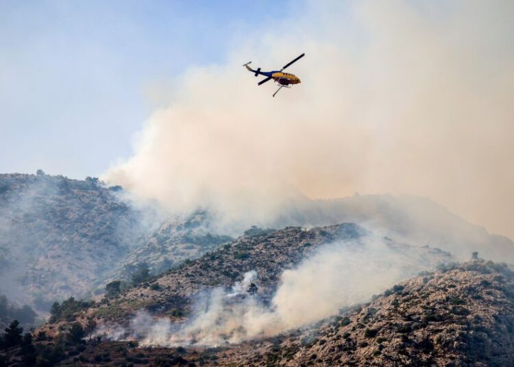 Χίος στις φλόγες: Αγώνας με τον χρόνο για να περιοριστεί η καταστροφή (video)