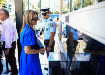 Βουλή: Η Μ. Καρυστιανού κατέθεσε 1,3 εκατ. υπογραφές για την κατάργηση της ασυλίας πολιτικών