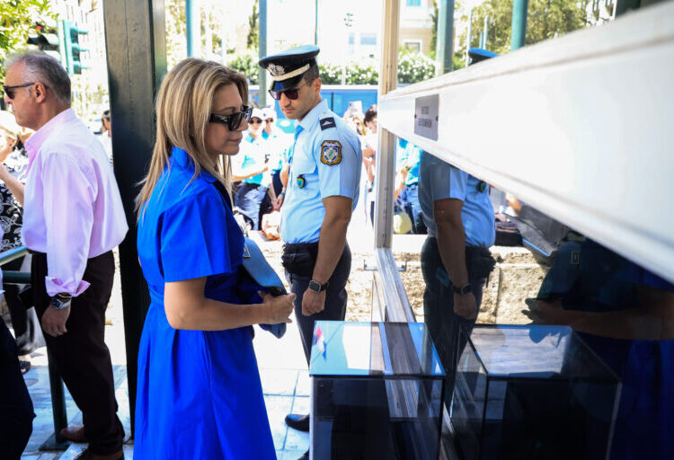 Βουλή: Η Μ. Καρυστιανού κατέθεσε 1,3 εκατ. υπογραφές για την κατάργηση της ασυλίας πολιτικών