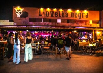 L’Ovelha Negra: Το καλοκαιρινό στέκι στο Μοσχάτο που γίνεται talk of the town