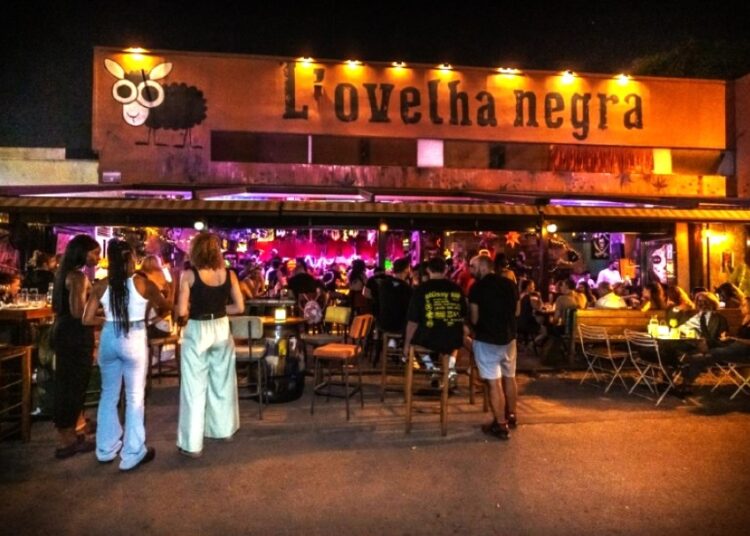 L’Ovelha Negra: Το καλοκαιρινό στέκι στο Μοσχάτο που γίνεται talk of the town