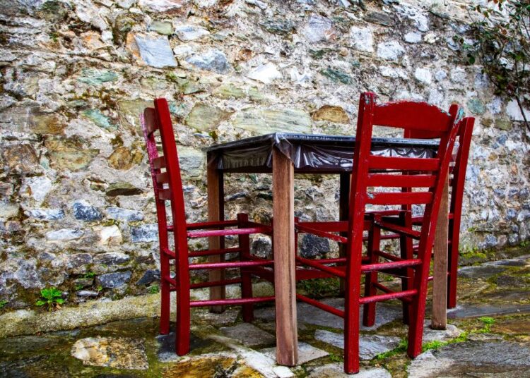 Mystreet: Το νέο «μάτι» για αυθαιρεσίες σε πλατείες και πεζοδρόμια