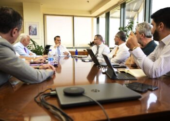 Καύσωνας χωρίς blackout: Τι αποφασίστηκε στη σύσκεψη του ΥΠΕΝ