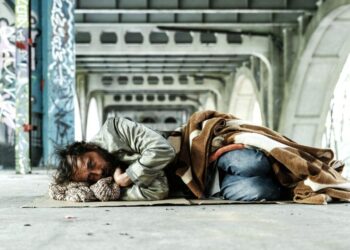 Γαλλία: Ρεκόρ τριών δεκαετιών στη φτώχεια – Πάνω από 15% οι οικονομικά ευάλωτοι