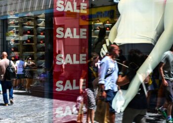 Εκπτώσεις χωρίς «ταμείο»: Η αγορά «λαχανιάζει», όχι (μόνο) από τον καύσωνα