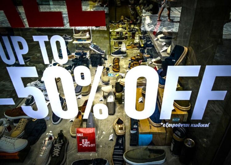 Κυριακή με θερινές εκπτώσεις και ανοιχτά καταστήματα: Το ωράριο λειτουργίας