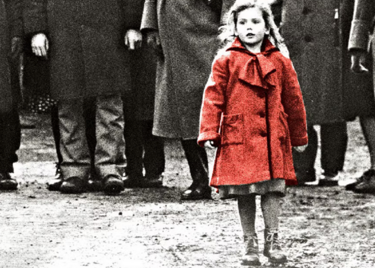 Έτσι είναι σήμερα το κοριτσάκι με το κόκκινο παλτό από τη «Λίστα του Σίντλερ»
