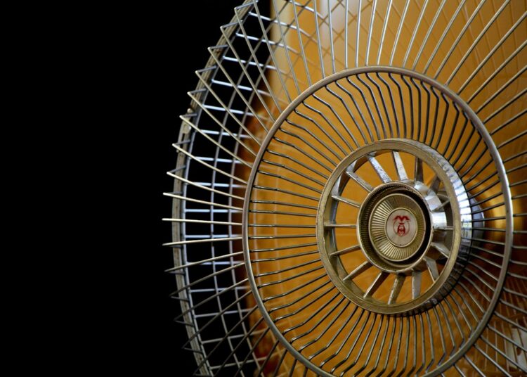 Έξυπνα κόλπα με ανεμιστήρα για δροσιά χωρίς κλιματιστικό