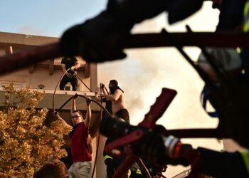 Πυρκαγιά στη Δροσοπηγή: 145 πυροσβέστες, 17 εναέρια μέσα και αλλεπάλληλα 112