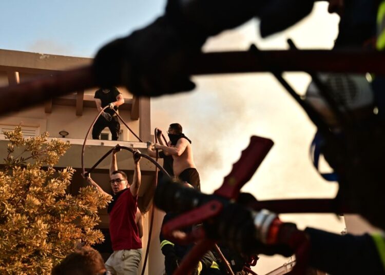 Πυρκαγιά στη Δροσοπηγή: 145 πυροσβέστες, 17 εναέρια μέσα και αλλεπάλληλα 112