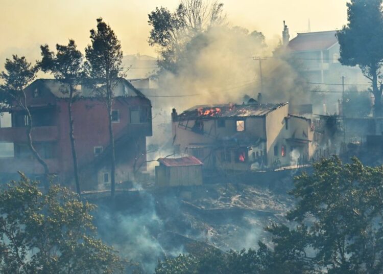 Πυρκαγιά στη Δροσοπηγή: 145 πυροσβέστες, 17 εναέρια μέσα και αλλεπάλληλα 112