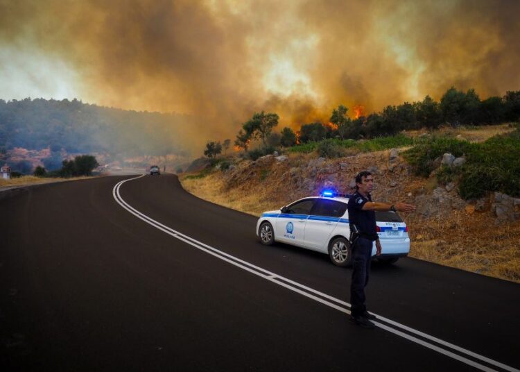 Ανελέητη μάχη με τις φλόγες σε πέντε σοβαρά μέτωπα: Που ήχησε το 112