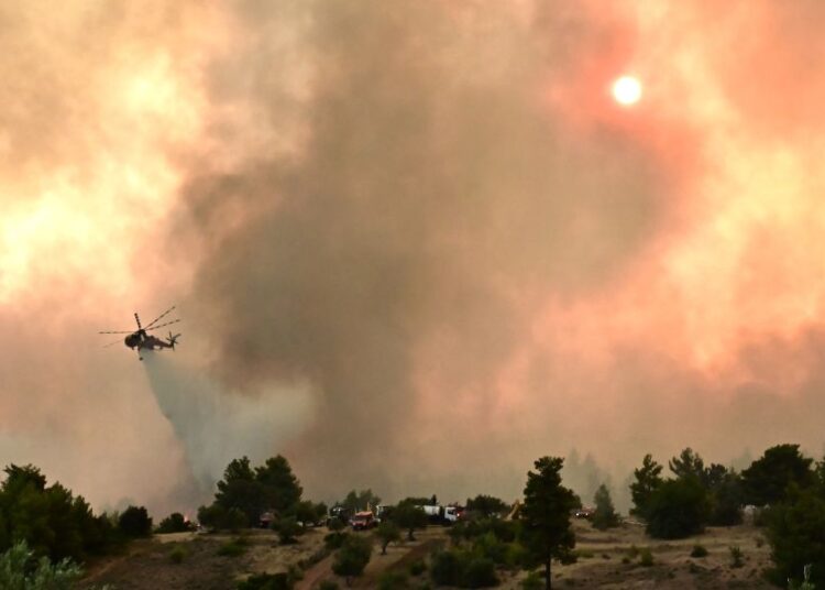 Εκτροπές κυκλοφορίας στην Εθνική Οδό λόγω της φωτιάς στον Ωρωπό
