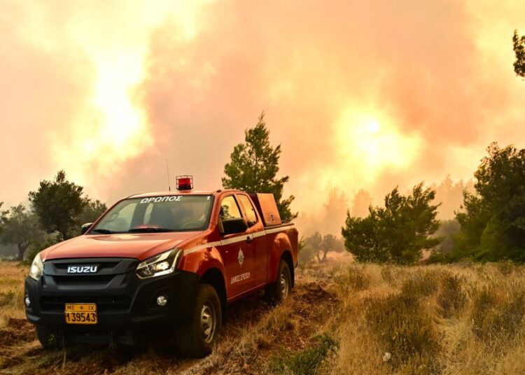 Φωτιά στην Κορινθία: Σκληρή μάχη με τις φλόγες στον Φενεό
