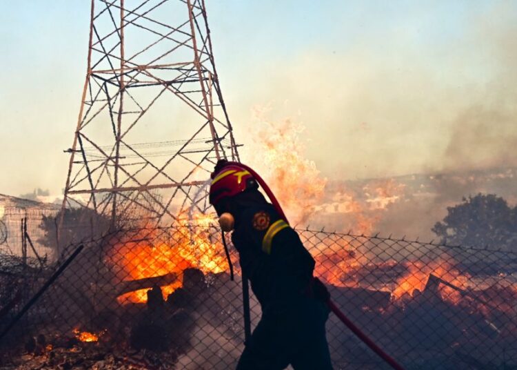Σε πύρινο κλοιό η χώρα: Εύβοια, Κύθηρα, Μεσσηνία και Αττική στο «112»