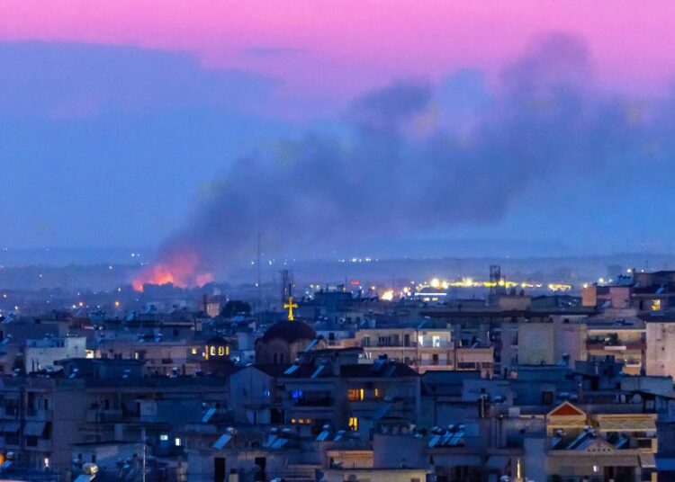 Μαίνεται η φωτιά σε εργοστάσιο της ΒΙΠΕ Σίνδου: Συναγερμός για τοξικούς καπνούς