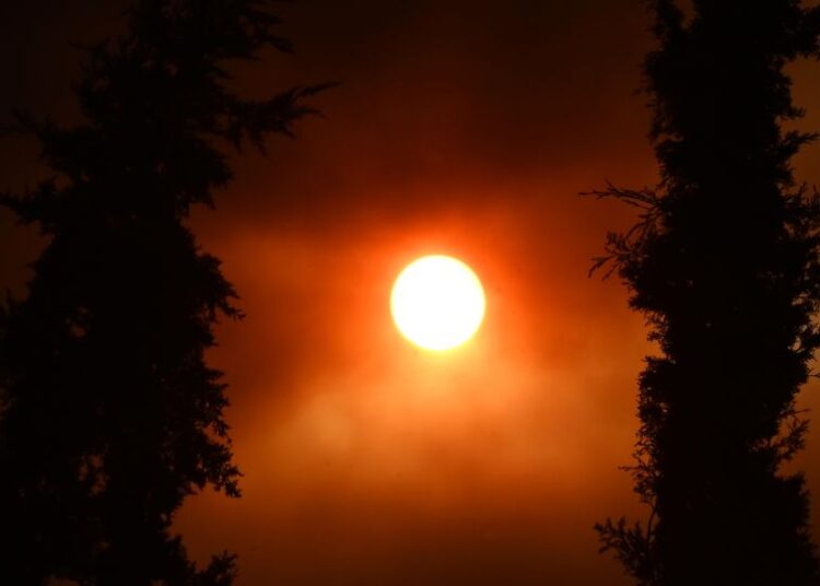 Φωτιά στον Φενεό Κορινθίας: Τιτάνια μάχη με τις φλόγες και εκκενώσεις σε 8 οικισμούς