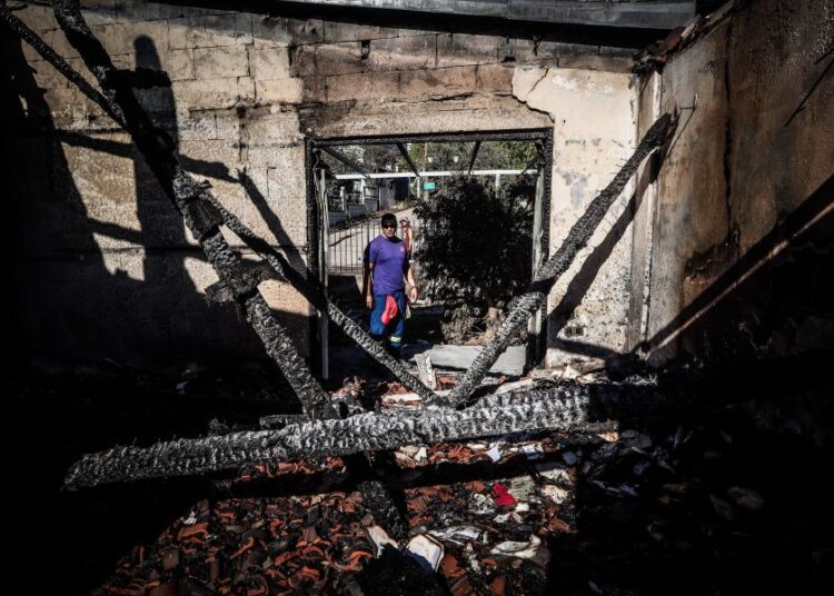 Κρυονέρι: Άρθηκαν οι εκτροπές – Κανονικά η κυκλοφορία μετά τη φωτιά