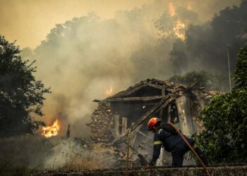 Φωτιά στην Κορινθία: Εφιαλτική αναζωπύρωση – Εκκενώνονται οικισμοί, 340 πυροσβέστες στη μάχη