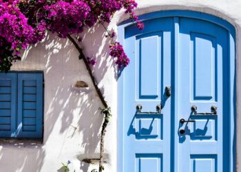 Γιατί τα σπίτια στις Κυκλάδες είναι λευκά με μπλε;