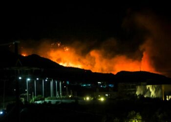 Κρήτη: Ανεξέλεγκτη η πυρκαγιά στην Ιεράπετρα – Σπίτια και ξενοδοχεία στις φλόγες