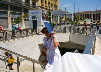 Αθήνα σε καμίνι: Θερμοκρασίες έως 68°C σε δρόμους και κτίρια από θερμική κάμερα drone