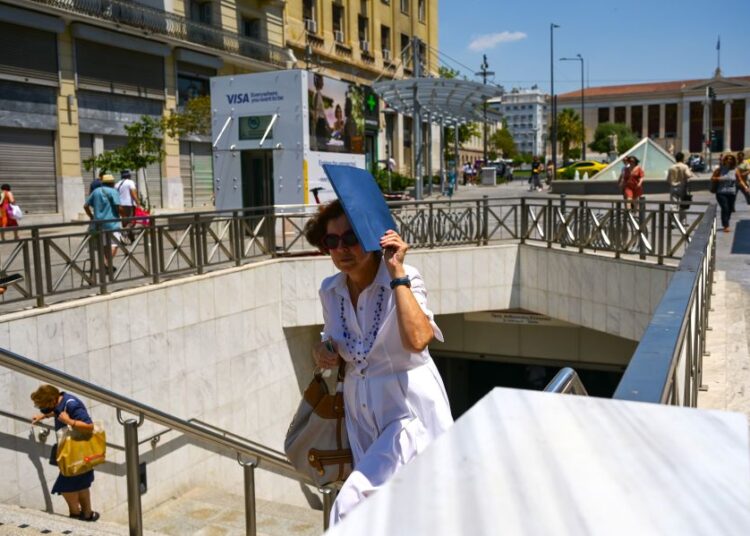 Αθήνα σε καμίνι: Θερμοκρασίες έως 68°C σε δρόμους και κτίρια από θερμική κάμερα drone