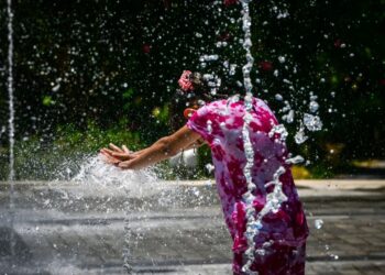 Καύσωνας σε τροχιά παράτασης: Οι μετεωρολόγοι προειδοποιούν για 45 άρια και λίβα