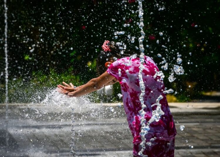 Καύσωνας σε τροχιά παράτασης: Οι μετεωρολόγοι προειδοποιούν για 45 άρια και λίβα
