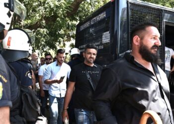 Κτηνοτρόφοι έξω από το Μαξίμου: Ζητούν λύση πριν χαθούν ολόκληρα χωριά