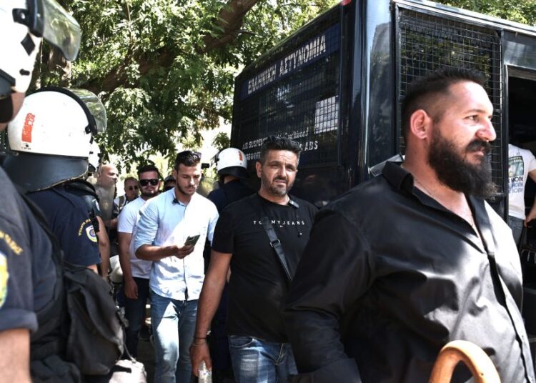 Κτηνοτρόφοι έξω από το Μαξίμου: Ζητούν λύση πριν χαθούν ολόκληρα χωριά