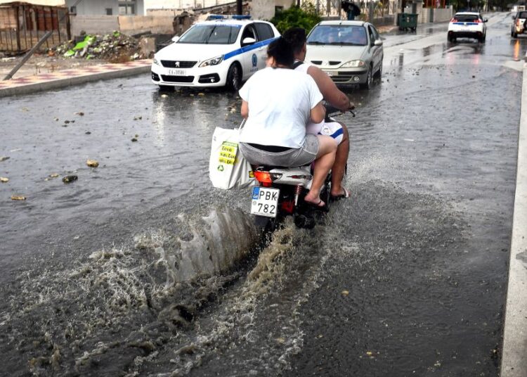 Καύσωνας και μπουρίνια: Ο καιρός τρελαίνεται αυτή την εβδομάδα