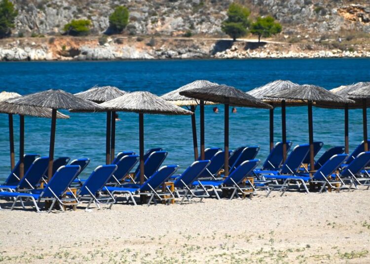 MyCoast: 3.000 καταγγελίες για ξαπλώστρες – Ποιες παραλίες πρωταγωνιστούν