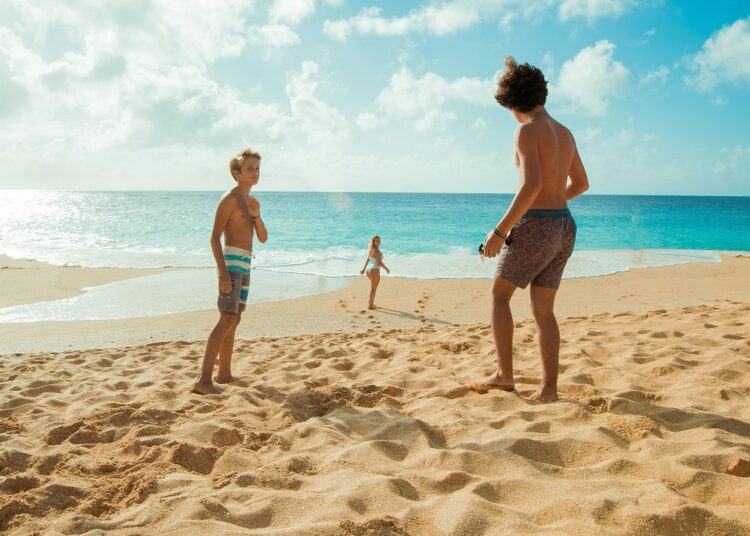 Περπάτημα ξυπόλητοι στην άμμο: Τα οφέλη για το σώμα και την υγεία