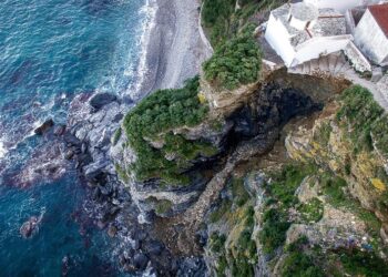 Σκόπελος: Από το Mamma Mia στην Vogue – Το πράσινο νησί που μαγεύει (φωτό)