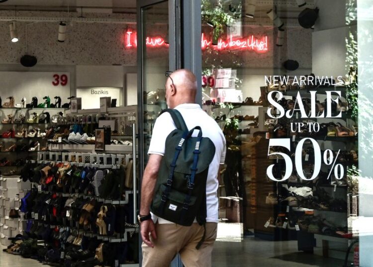 Θερινές Εκπτώσεις 2025: Ποια καταστήματα είναι ανοιχτά την Κυριακή