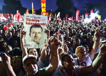 Η Τουρκία «βράζει» ξανά: Μαζικές διαδηλώσεις και συλλήψεις για τον Ιμάμογλου