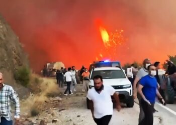 Φλέγεται η Τουρκία: Τέσσερις μεγάλες πυρκαγιές και χιλιάδες εκτοπισμένοι