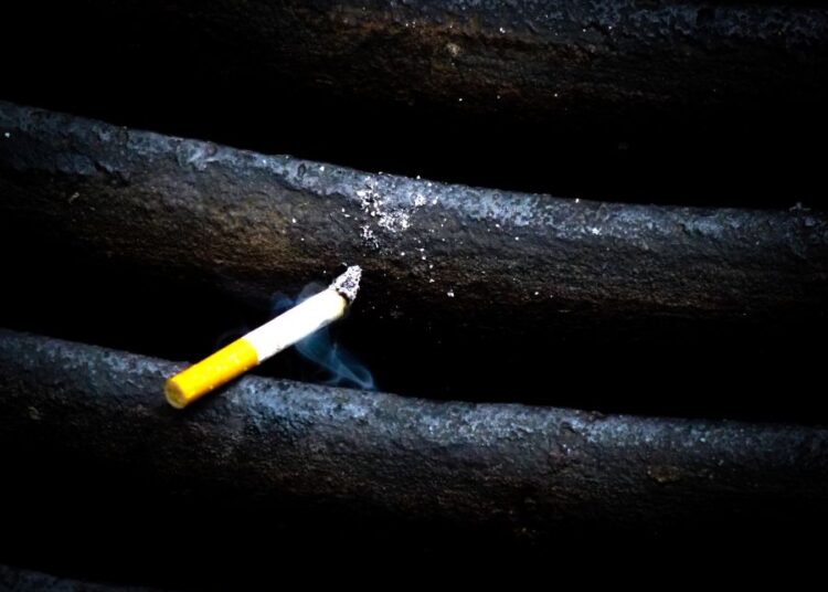 Αντικαπνιστικός «φόρος σοκ» από την Κομισιόν: Ριζικές αυξήσεις σε όλα τα καπνικά