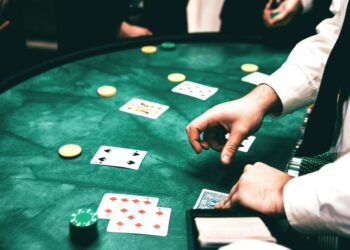 Ο Πιερρακάκης «κλείνει το παιχνίδι» στον παράνομο τζόγο: 1,67 δισ. στον αέρα